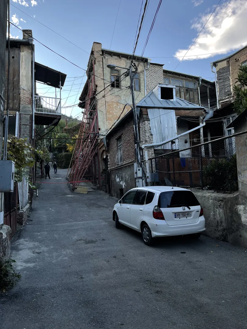 Een gemiddelde straat in ons deel van Tbilisi.