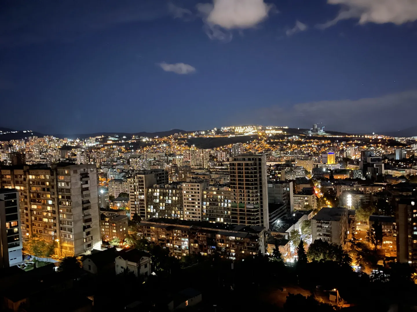 Het uitzicht vanuit de penthouse over Tbilisi.