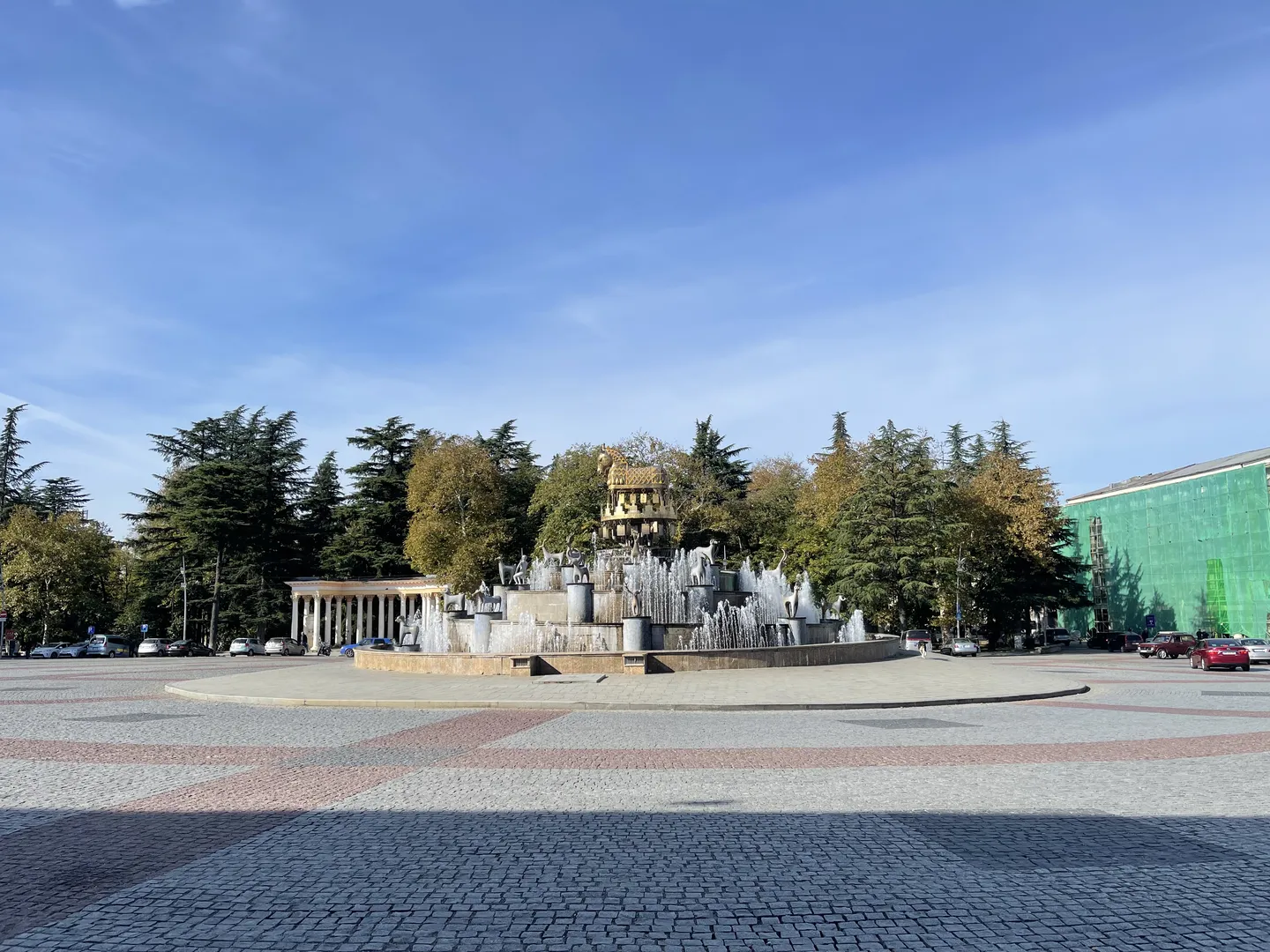 De Colchis-fontein op een verkeersplein in het midden van de stad.
