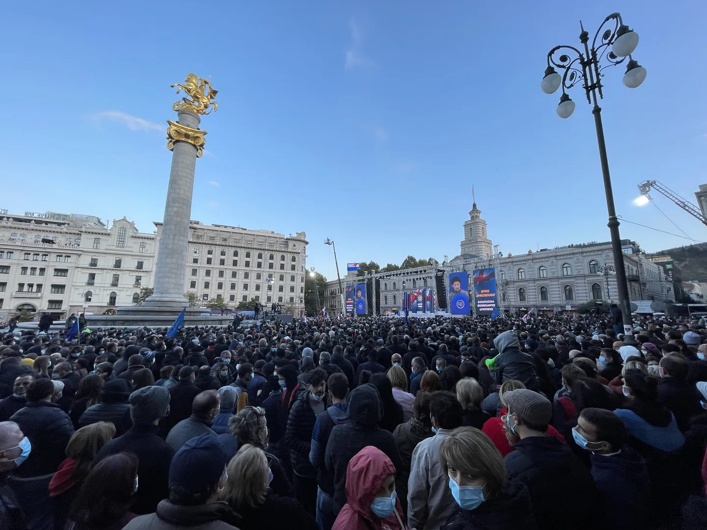 De demonstratie van de leidende partij, Georgian Dream. Deze vond plaats op het vrijheidsplein en de omliggende straten.